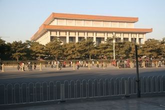 Вид на здание с площади Тяньаньмэнь.