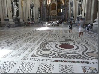 Мраморный узорчатый пол в базилике счита