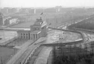 Вид на Бранденбургские ворота и опоясыва