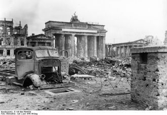 Вид Бранденбургских ворот после капитуля