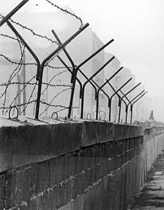 Берлинская стена - один из самых мрачных