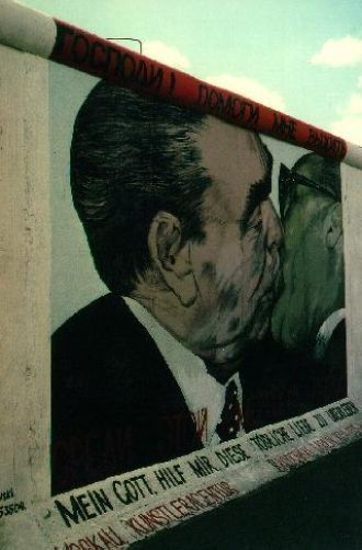 Исторический поцелуй Брежнева и Хонеккер
