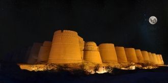 Крепость Деравар ночью