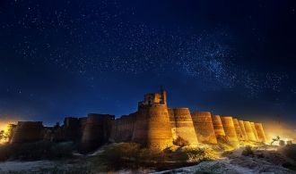 Крепость Деравар ночью