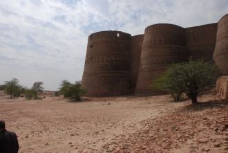 Крепость Деравар удалена от цивилизации,
