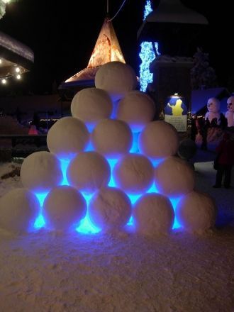 Пирамида из снежных шаров в деревне Сант