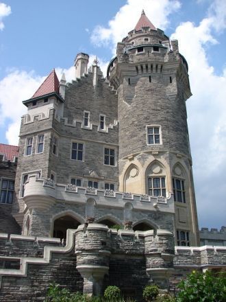 Вид на восточную башню замка из внутренн