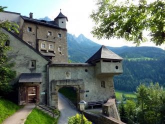 Башни и ворота замка Хоэнверфен (Австрия