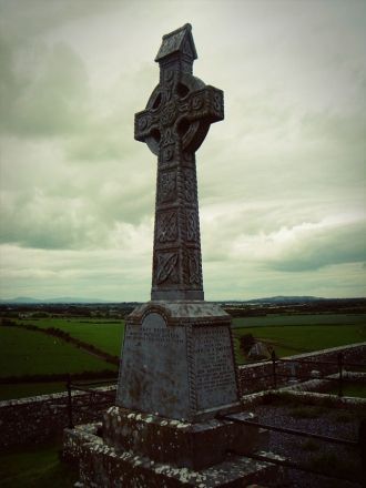 Крест Святого Патрика, Скала Кашел, Ирла