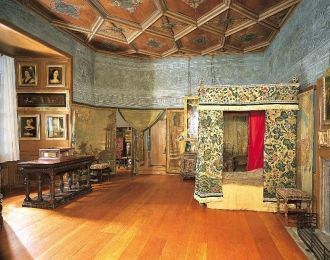 Интерьеры дворца. Спальня Марии Стюарт. 