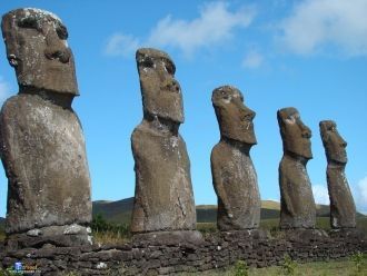 Остров Пасхи, каменные истуканы — моаи