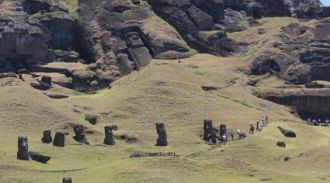 Каменоломня и статуи на склоне Рано Рара