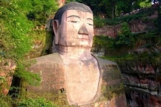 Гигантский, 70-метровый Будда сидит лицо