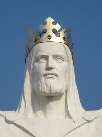 Голова статуи с короной.