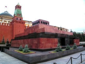 Центр некрополя - Мавзолей Ленина.