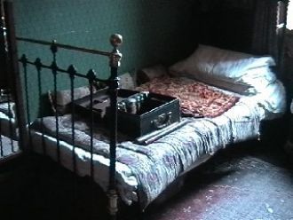 Первый этаж, спальня Холмса.