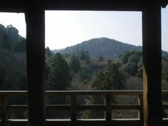 Вид на пагоду Коясу из главного зала хра