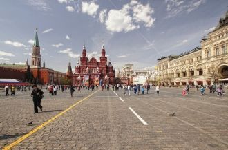 Общая длина Красной площади — 330 метров