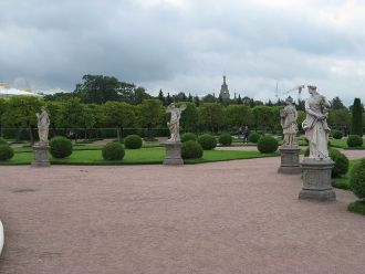 Скульптуры в Верхнем саду
