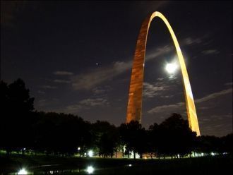 Освещенная арка в Сент-Луисе. В верхней 