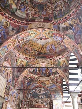 Богато украшенный потолок главной церкви