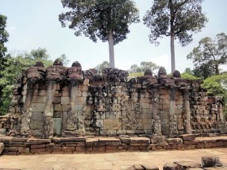 Терраса Ангкор-Тхом состоит из статуй сл