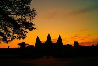 Закат над Ангкор-Ват.