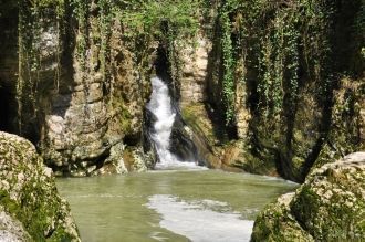Высота знаменитых Агурских водопадов сос