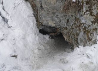 Вход в Гурьевские каменоломни зимой