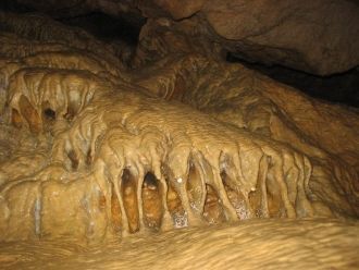 Название пещер произошло от близлежащей 