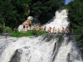 В Джуринском водопаде купаются целыми се