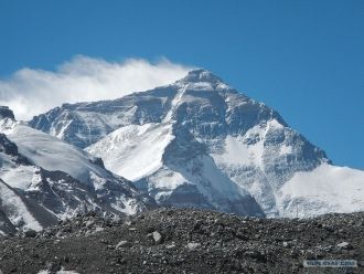 Чангзе - заснеженная гора среди Гималаев