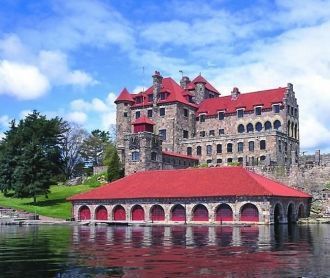 Замок с красной крышей на острове Дарк.