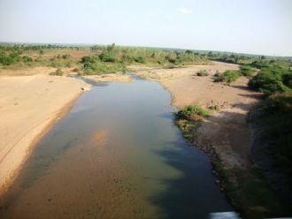 Типичная мелкая река плато Декан. Река В