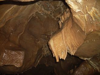 Пещера отличается разнообразием натечных