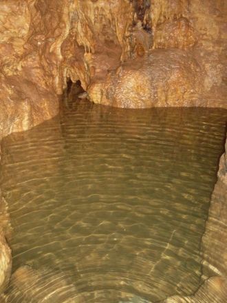 Озеро в пещере Дивья.