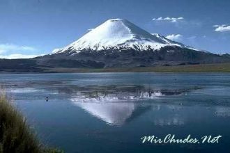 Озеро Чунгара и вулкан Паринакота в Чили