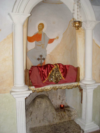Святыня монастыря Искушения. На этом кам