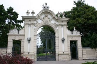 Парадные ворота Вишневецкого дворца.