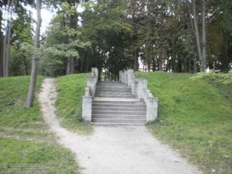Фрагмент лестницы в парке возле Вишневец