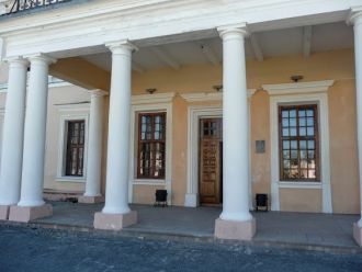 Колонны у входа в Вишневецкий дворец.