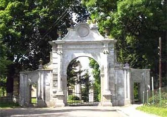 Вьздные ворота в виде арки в Вишневецком