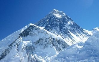 Эверест входит в горную систему Гималаев