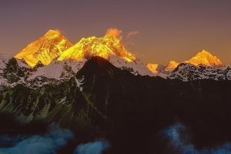 Золотой пик горы Эверест на закате.
