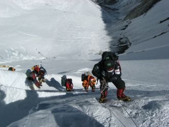 Рекордсменами по посещению пика Эвереста