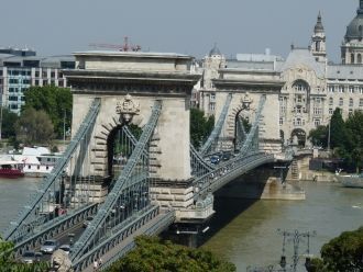 Мост украшен чугунным литьем и имеет шес