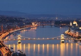 Венгры очень любят свой старый мост и 20