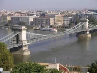Длина Цепного моста Сечени составляет 37
