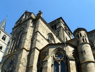 Высокий нижний ярус церкви образован арк