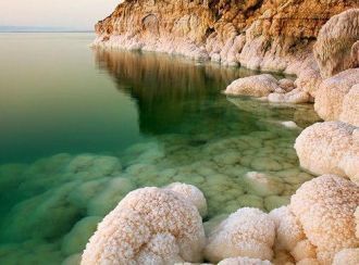 Вода в Мертвом море очень не обычная, по